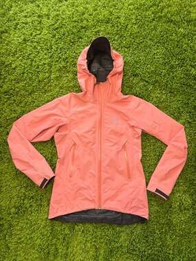 Arc'teryx Women's Beta LT Gore-Tex Hard Shell Jacket in Pink